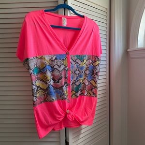 Hot pink snake skin accent button top 💞